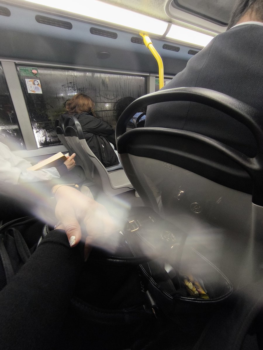 OmarVMX's tweet photo. @MetrobusCDMX Hola buena noche quisiera reportar la unidad de metrobus SBR-910 Dirección Indios Verdes Línea 7, hora: 21:15, aire acondicionado que no está cumpliendo su función causando que los vidrios por dentro se empañen y encerrando el calor. Saludos. https://t.co/fMXI0JtnEn