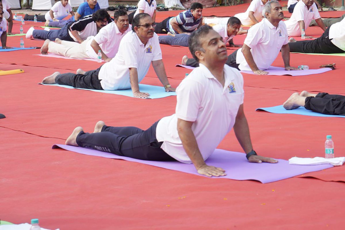MHI_GoI's tweet photo. On the occasion of the 11th International Day of Yoga, Dr. Hanif Qureshi, Additional Secretary, MHI, Shri @vijaymittal4, Joint Secretary, MHI, Shri Prem Chandra Maurya, Joint Secretary, MHI, and Dr. Renuka Mishra, Economic Advisor, MHI, along with senior officials of the Ministry, participated in the Yoga Day celebrations held at @BHEL_India Township, Noida, themed #YogaForOneEarthOneHealth. 🧘‍♂️🌍

@hd_kumaraswamy @BjpVarma @mdniy @moayush @MIB_India  #IDY2025 #InternationalDayofYoga2025 #InternationalDayofYoga #YogaDay #Wellness #GlobalHarmony #अंतरराष्ट्रीययोगदिवस