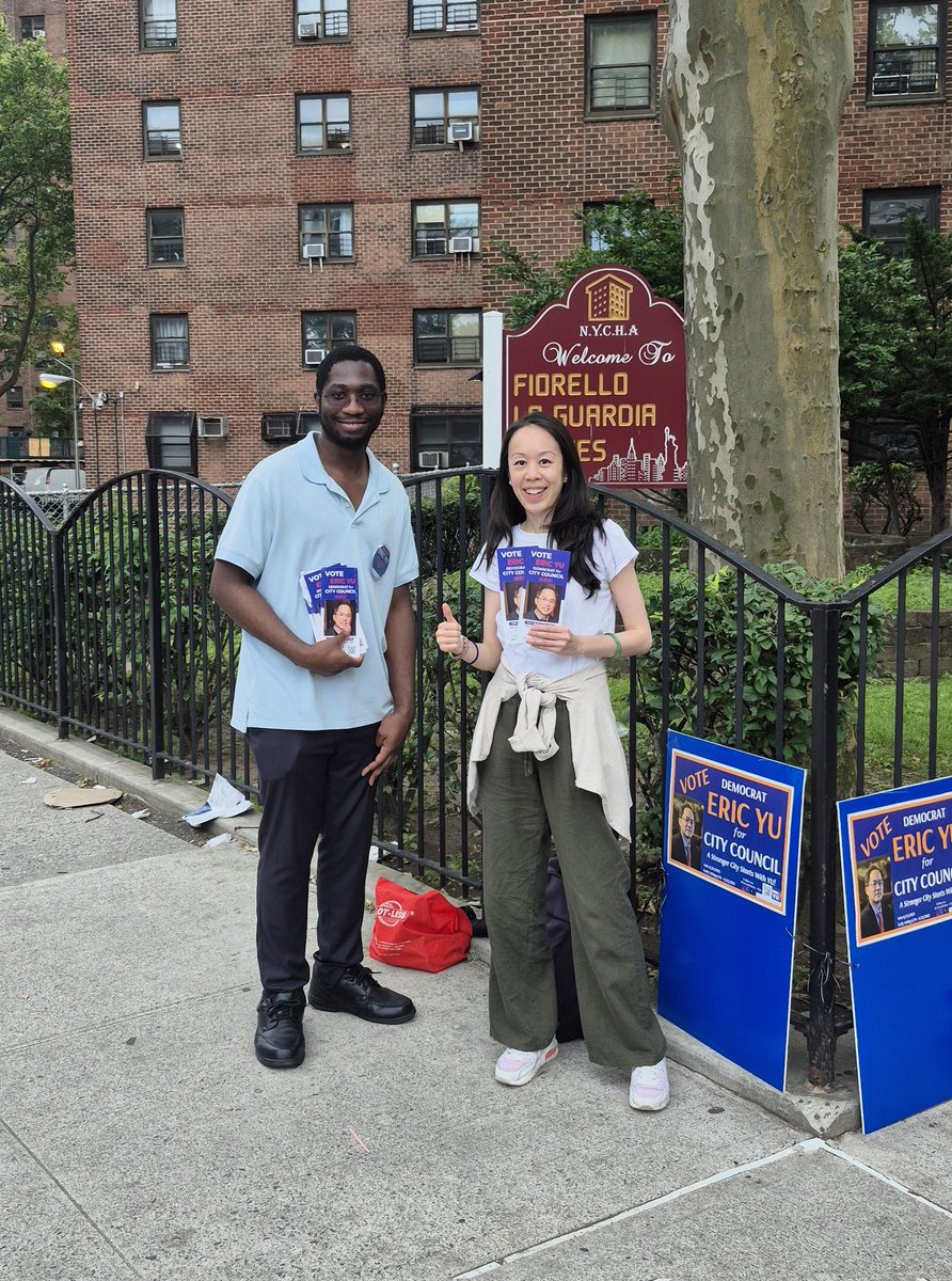 EricYuforNYC's tweet photo. Day 7 of Early Voting: 

Hello LaGuardia Houses! 👋

Residents are disappointed to only see politicians during election time. If I am elected, you will see me regularly, and I will fight for your community - all neighborhoods of Lower Manhattan equally. 

VOTE #1 for ERIC YU! 🗳 https://t.co/k8h5t9F9It