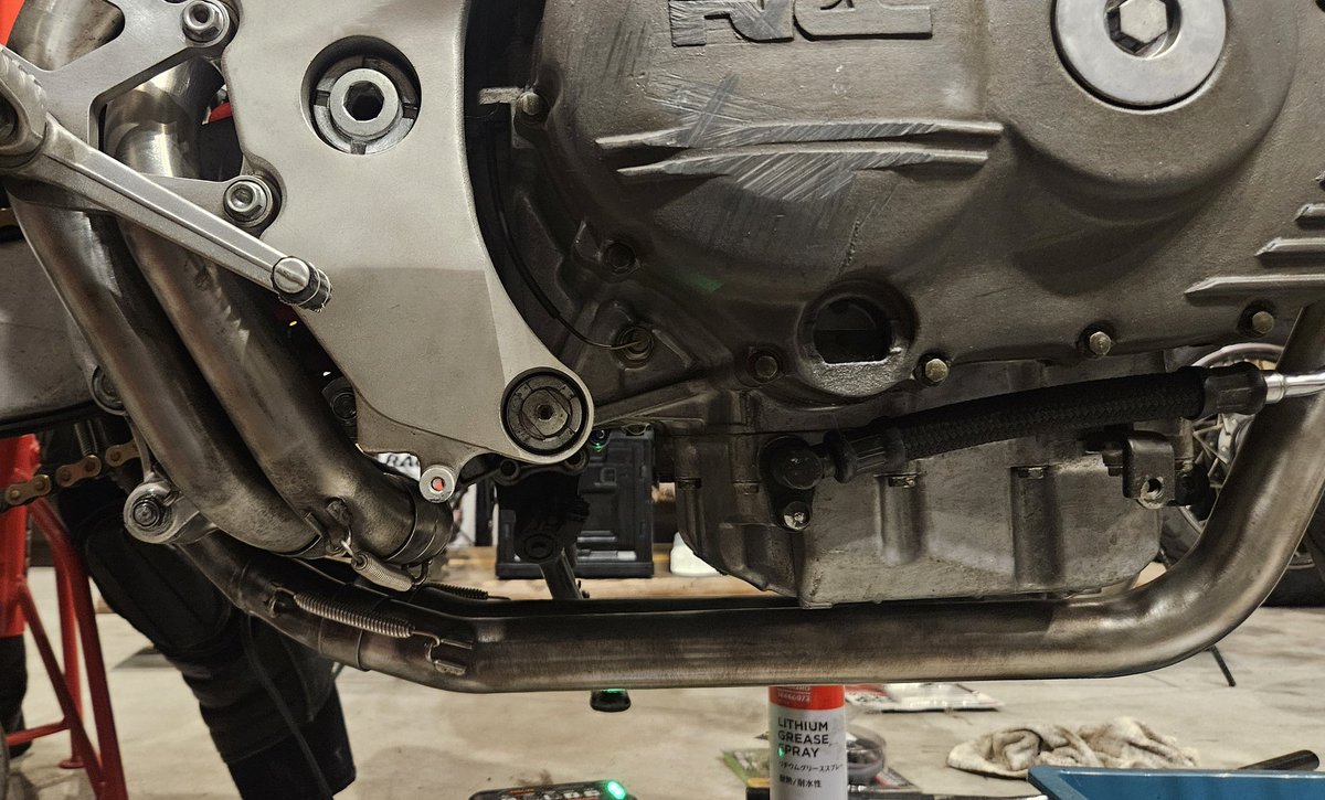 cait_____sith's tweet image. 45ちゃんマフラー装着完了✨
リアサスリンクも交換
後は、、ラジエター装着と前脚付けるのとラムエアボックスとホイールとブレーキクラッチマスターシリンダー交換とウインカー、、体調良い時に少しづつやります😇

7月車検イケるかな？
#RC45