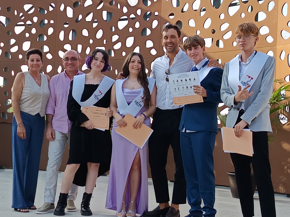 IESGeraldBrenan's tweet photo. Martes 17 de junio, graduación 4º ESO ( promoción 2021-25 y Ciclo Formativo de Grado Básico, con la emotiva actuación musical de Adrián Guédez y Sol Cassa. ¡Mucha suerte en vuestro camino!
#actividadesgbrenan #graduaciones #NOTICIASFP @educacionmlg https://t.co/LsAaMPFRYR