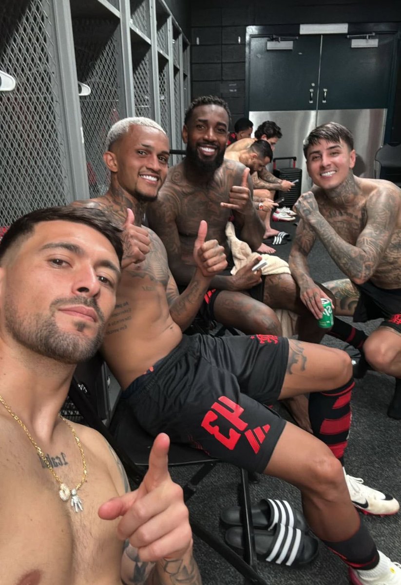 Flamengo's tweet photo. A selfie que o adm ama❤️🖤

Assista a todos os jogos do Flamengo no app @daznfootball 

#FIFACWC #TakeittotheWorld https://t.co/0KnUxiC2Ac