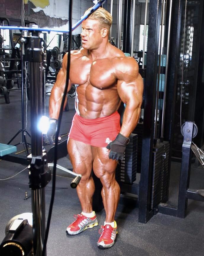 Here’s another never before seen behind the scenes shot taken by Miloš Šarčev 📸 #bodybuilding