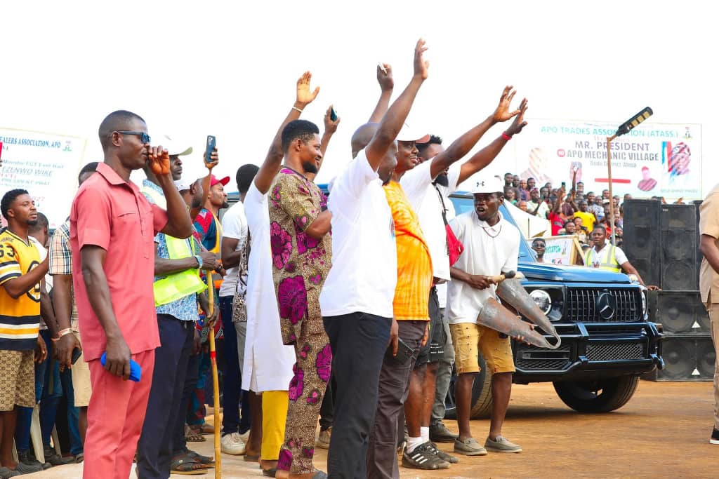 GovWike's tweet image. After commissioning the Life Camp Road, I visted the Apo Mechanic Village to meet the traders. 

I thanked them for the rousing welcome they gave the Senate President,  Godswill Akpabio,  who represented President Bola Ahmed Tinubu at the commissioning of the Apo-Wassa road.…