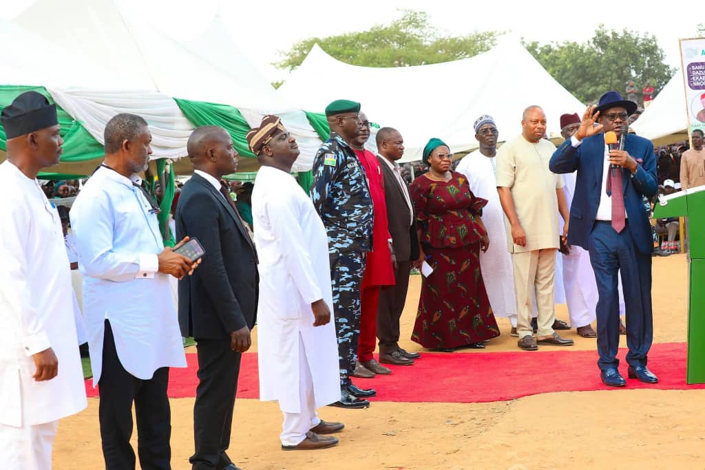 GovWike's tweet image. After commissioning the Life Camp Road, I visted the Apo Mechanic Village to meet the traders. 

I thanked them for the rousing welcome they gave the Senate President,  Godswill Akpabio,  who represented President Bola Ahmed Tinubu at the commissioning of the Apo-Wassa road.…