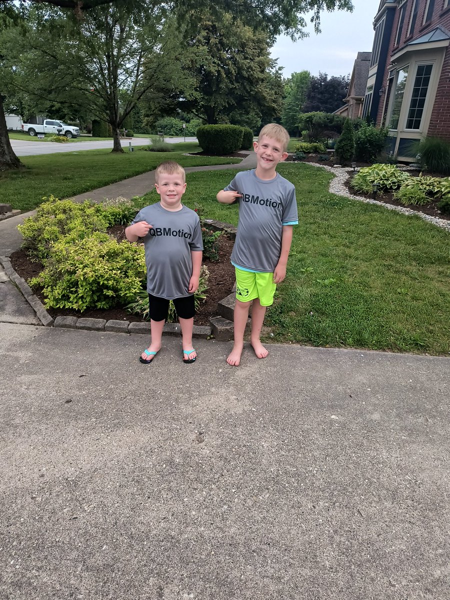 CoachWare15's tweet photo. Good to see @T_morg2 last week for his QB camp. The boys put their shirts on as soon as they got them! #QBmotion https://t.co/Rp2QKSPnaQ