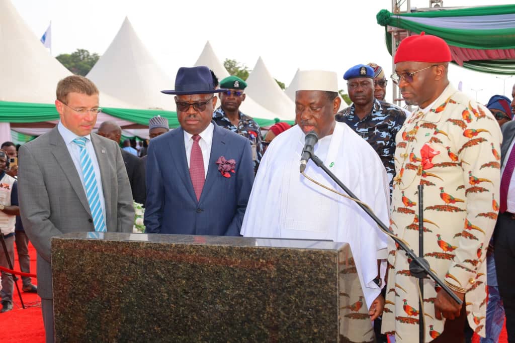 GovWike's tweet image. Yesterday, we commissioned the newly constructed 8-lane Arterial Road N5 (Obafemi Awolowo way) from Life Camp Junction to Ring Road 3 (RR3).

I thank Mr President,  Asiwaju Bola Ahmed Tinubu,  GCFR, for his support always.

I also thank the SGF, Senator George Akume, who…