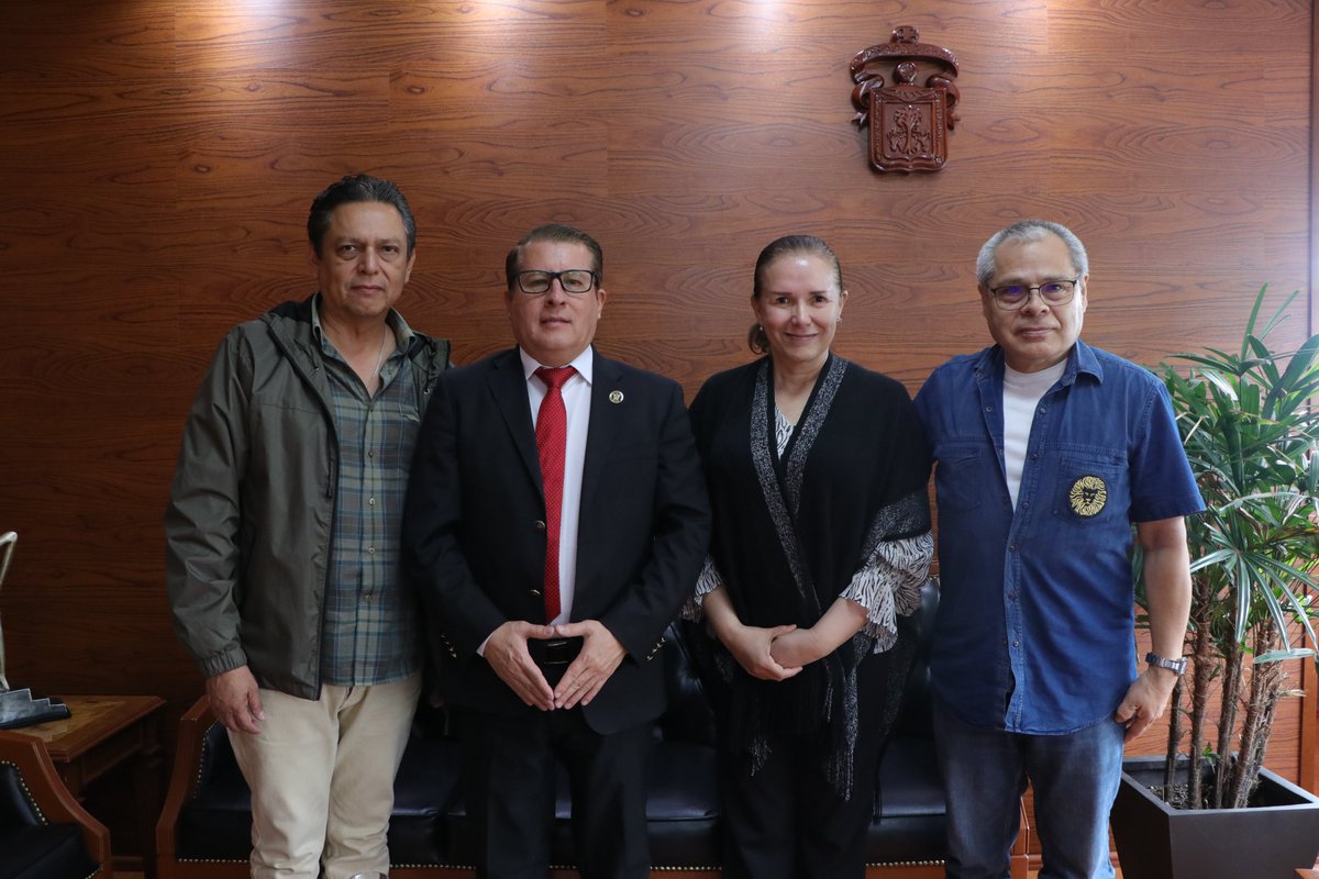 #ComunidadAbierta🦁🖤

Ayer, nuestro rector, Dr. Dante Haro Reyes, recibió al Lic. Sergio Aguilar Moncayo, director de la Prepa Regional de Zacoalco de Torres, y al Mtro. Adrián Luna.

Este acercamiento reafirma los lazos de colaboración entre el #CUSur y el #SEMS de la #UdeG.