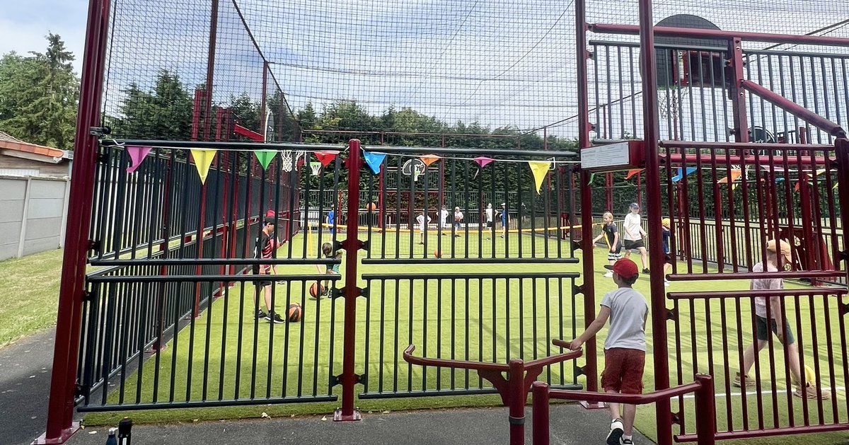 ☀️ Belle journée à #Roiglise pour inaugurer le nouveau plateau multisports, avec les élèves et leurs profs. 
📚 Un joli moment de pédagogie sur les rôles de l’État, du Dpt et de la Région.
🤝 La région <a href="/hautsdefrance/">Région Hauts-de-France</a> a soutenu le projet à hauteur de 32920 €
#Sport #Territoires