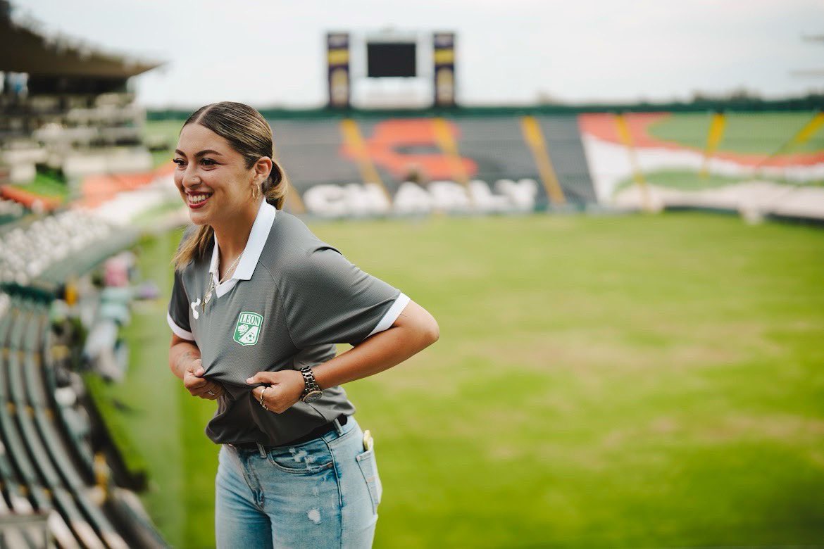 r23a32's tweet photo. nuevos colores, misma pasión 🦁🤝🏼⚽️ @clubleonfemenil https://t.co/kUYLGMk2ub