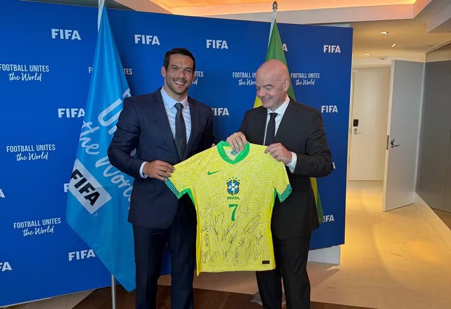 DataFutebol's tweet photo. ATENÇÃO!!!! 🚨🚨🚨🚨

O Samir Xaud comunicou ao presidente da FIFA que o Brasil TEM O INTERESSE EM SEDIAR A PRÓXIMA EDIÇÃO DA COPA DO MUNDO DE CLUBES! 

A ideia foi bem recebida pelos dirigentes da FIFA, e segundo Xaud, é “totalmente possível”.

Via OGlobo https://t.co/xUdv5dsk4t