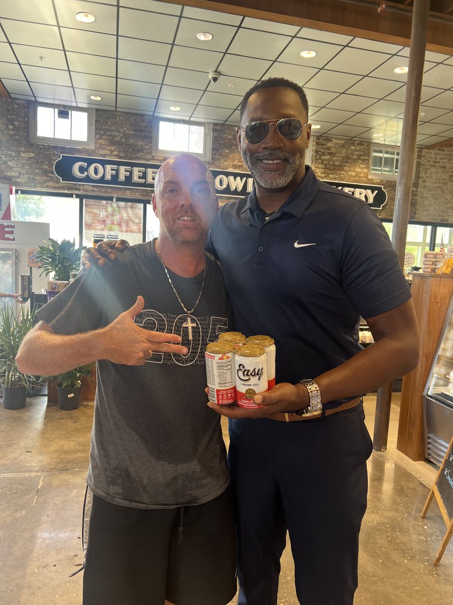 MarcusCaster's tweet photo. Out supporting my buddy @bhyche22 and #EasyHempCo #ItsEasy https://t.co/lMxUT5oPWk