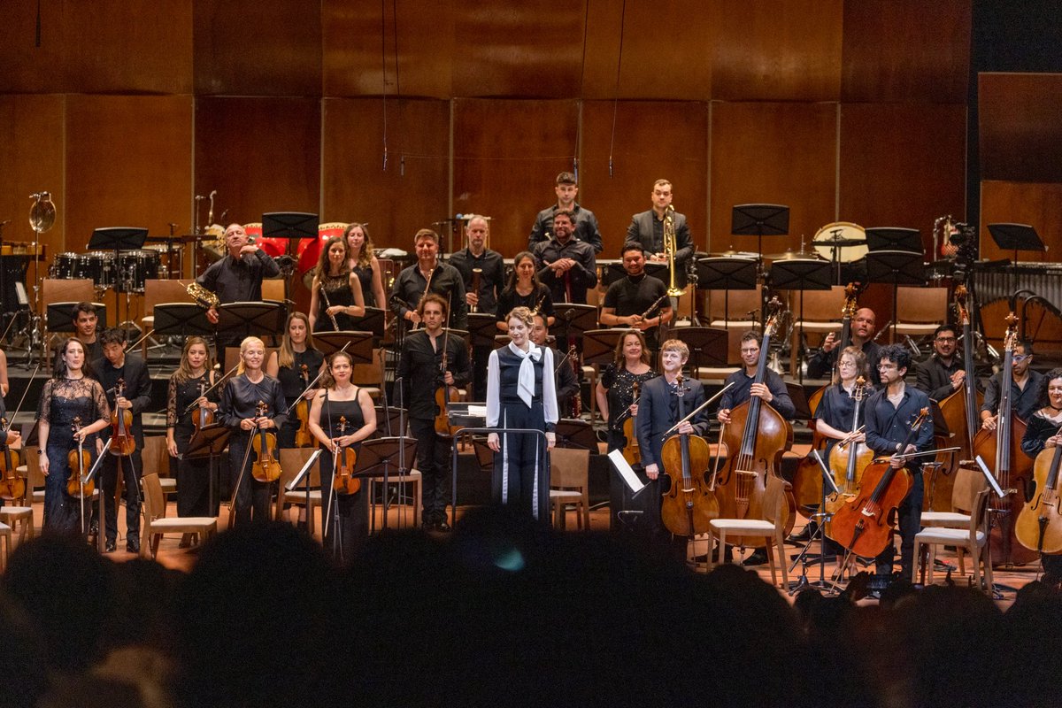 ¡Así abrió el Festival Paax GNP 2025!
Revueltas, el estreno de Concerto Rapa Nui de Oriol Cruixent y Stravinski, con Matías Piñeira, La Orquesta Imposible y Alondra de la Parra.

Presentado por @gnpseguros
#Viviresincreíble #FestivalPaaxGNP2025 #ConcertoRapaNui #MatíasPiñeira