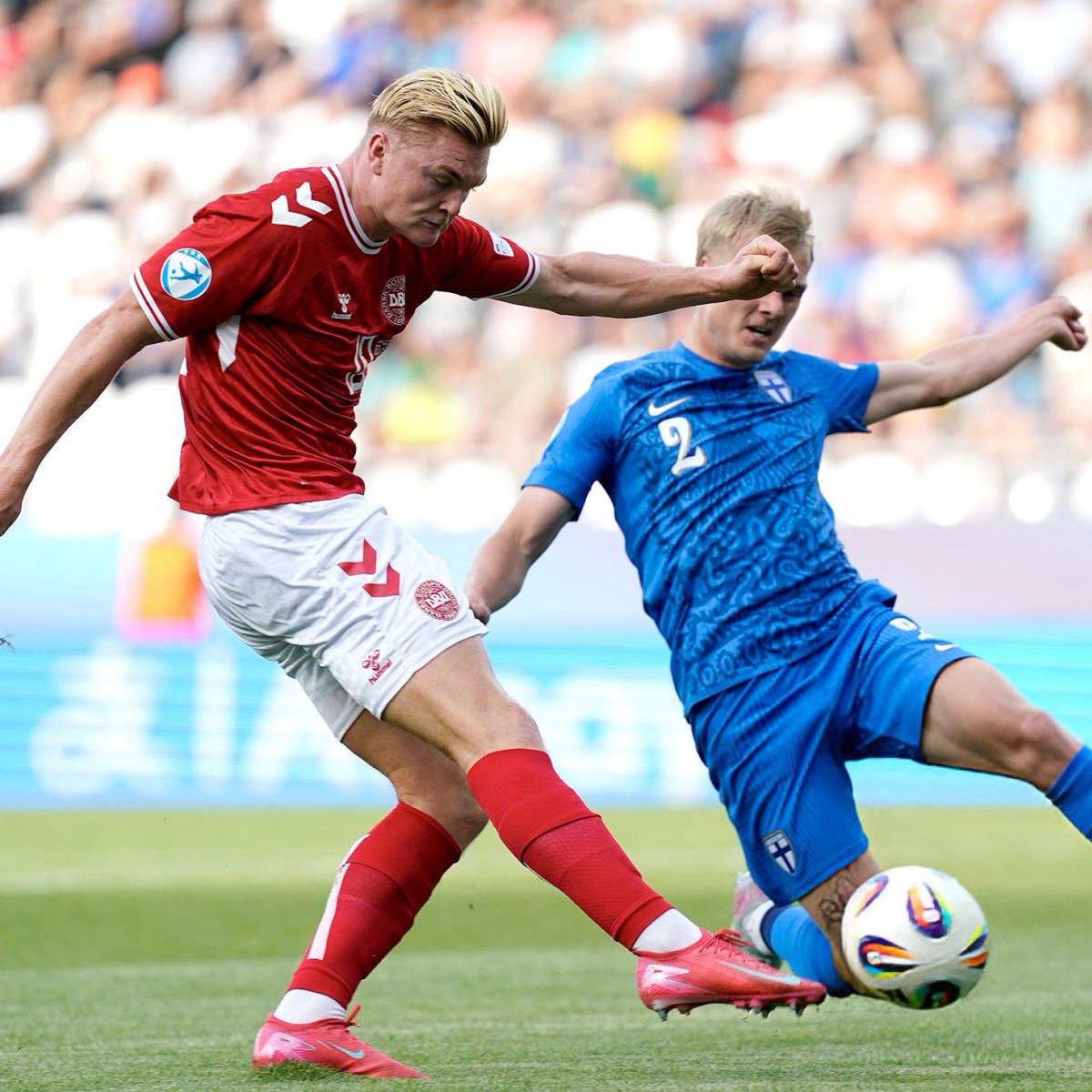 Sebastian Otoa, defesa do Génova e colega de Harder nos Sub 21 da Dinamarca:

“Ele remata com muita força. É incrível ver quanta força ele consegue ter na perna. Nunca vi nada parecido. É uma loucura. Também é uma loucura nos treinos quando o vemos a rematar.”