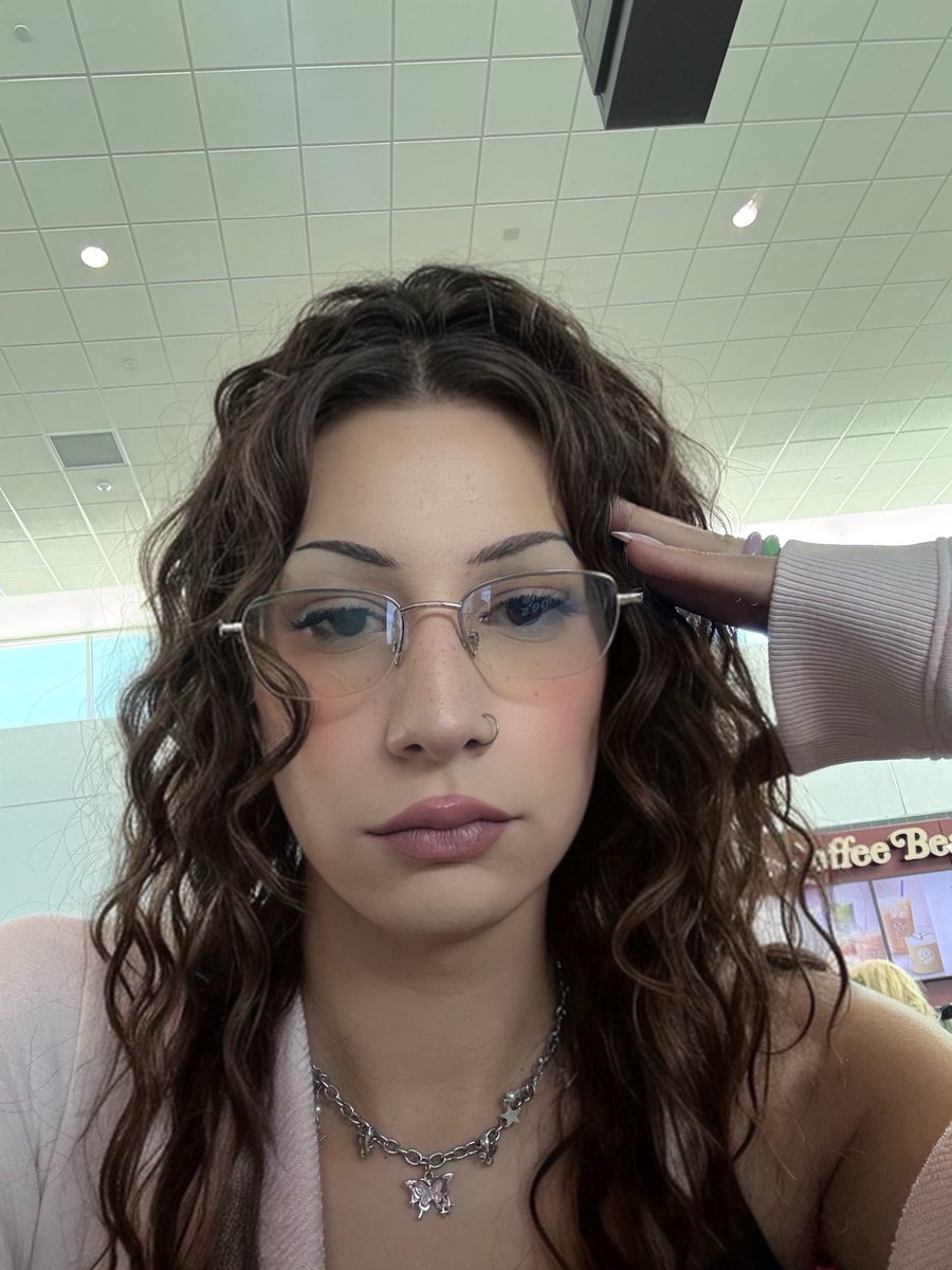 sorry everyone I be actin up when my tuck is pinchyyy 🩷