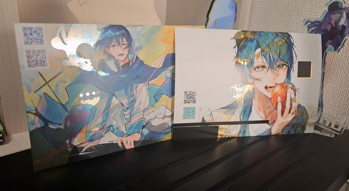 荷物無事全部得ました!! 取り急ぎの物撮りでごめんなさい! 色味は画像と異なるかもですが、箔やオーロラの輝きはこんな感じです