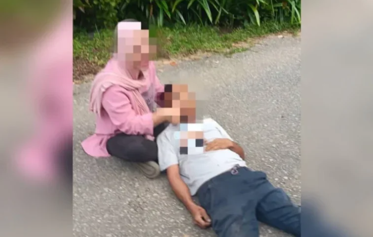 SinarOnline's tweet photo. Warga emas maut dipukul dengan besi kerana tegur remaja main motor

DALAM kejadian kira-kira jam 5.30 petang itu, mangsa mengalami kecederaan parah di muka dan disahkan meninggal dunia di lokasi selepas rebah dipercayai dipukul remaja lelaki.

Artikel: https://t.co/7RS92BD5dy

#SinarHarian #beritaterkini #beritaviral #bunuh