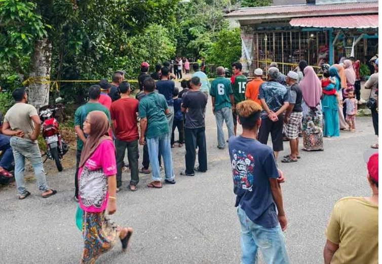 SinarOnline's tweet photo. Warga emas maut dipukul dengan besi kerana tegur remaja main motor

DALAM kejadian kira-kira jam 5.30 petang itu, mangsa mengalami kecederaan parah di muka dan disahkan meninggal dunia di lokasi selepas rebah dipercayai dipukul remaja lelaki.

Artikel: https://t.co/7RS92BD5dy

#SinarHarian #beritaterkini #beritaviral #bunuh