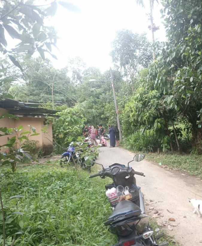 SinarOnline's tweet photo. Warga emas maut dipukul dengan besi kerana tegur remaja main motor

DALAM kejadian kira-kira jam 5.30 petang itu, mangsa mengalami kecederaan parah di muka dan disahkan meninggal dunia di lokasi selepas rebah dipercayai dipukul remaja lelaki.

Artikel: https://t.co/7RS92BD5dy

#SinarHarian #beritaterkini #beritaviral #bunuh