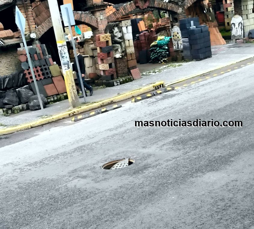 OTRA COLADERA en mal estado en la recién rehabilitada 12 Poniente y 11 Norte, con sentido al centro de San Pedro #Cholula | Foto: MC

+  Precaución porque la tapa de metal se ha roto y está  a punto de caer

#CholulaReporta | masnoticiasdiario.com