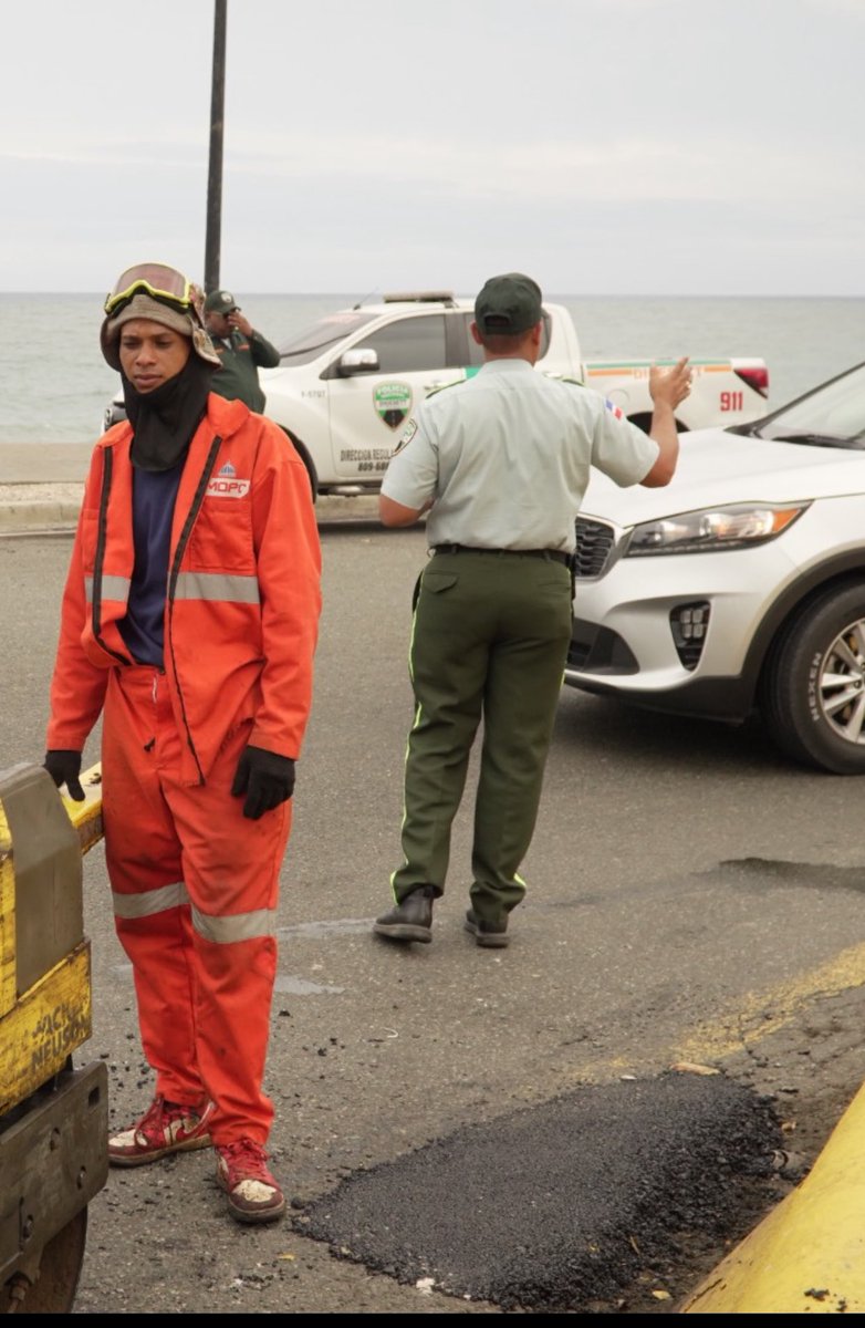 Señores la calidad de los “trabajos” de Obras Públicas en el malecón de Santo Domingo y para lo que paralizan el tránsito en esa vía…