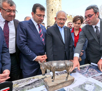 Camide ve türbede saygısız; eşeklerin önünde el pençe divan: Ekrem İmamoğlu'na da ancak bu yakışır!