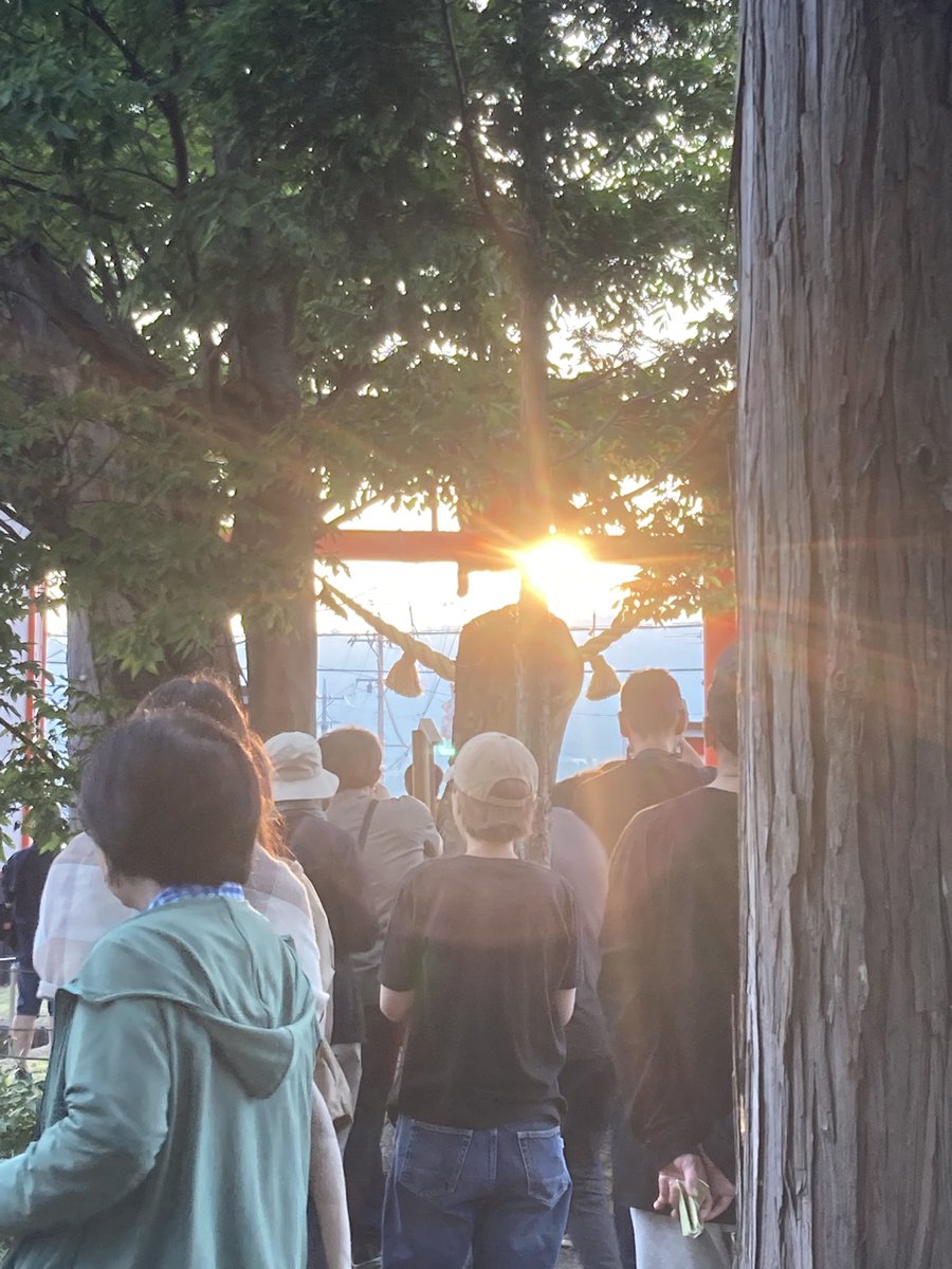 今日は夏至、早起きして生島足島神社まで行ってきたぞ。
夏至の日には東鳥居の真ん中を通って朝日が昇っていくのじゃ
ここ数年曇りで朝日が拝めなかったが、今年はバッチリじゃった！
夏至の朝日のパワーを皆にもお裾分けじゃ
#夏至 #夏至の朝日 #生島足島神社 #レイライン #太陽と大地の聖地