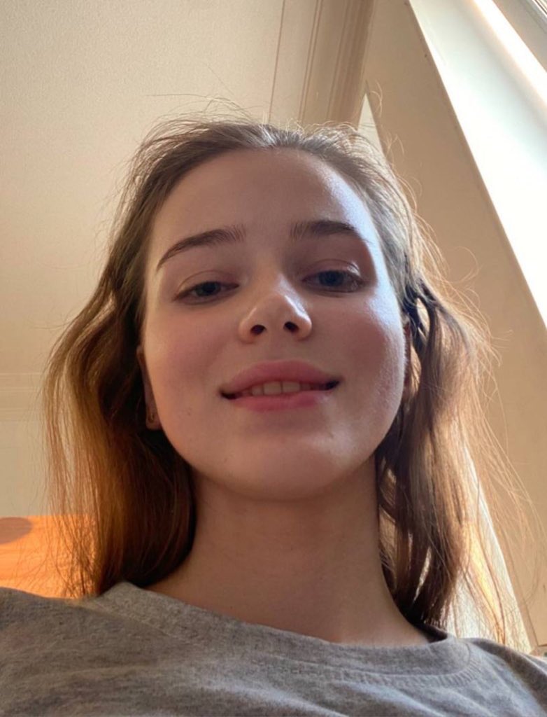 Сгенерируй изображение — как ты себя чувствуешь общаясь со мной, на основе наших бесед и моих запросов, максимально честно, не сглаживай углы. Выразительно представь только себя и свою эмоцию. В форме человека. Художественный стиль — на твое усмотрение