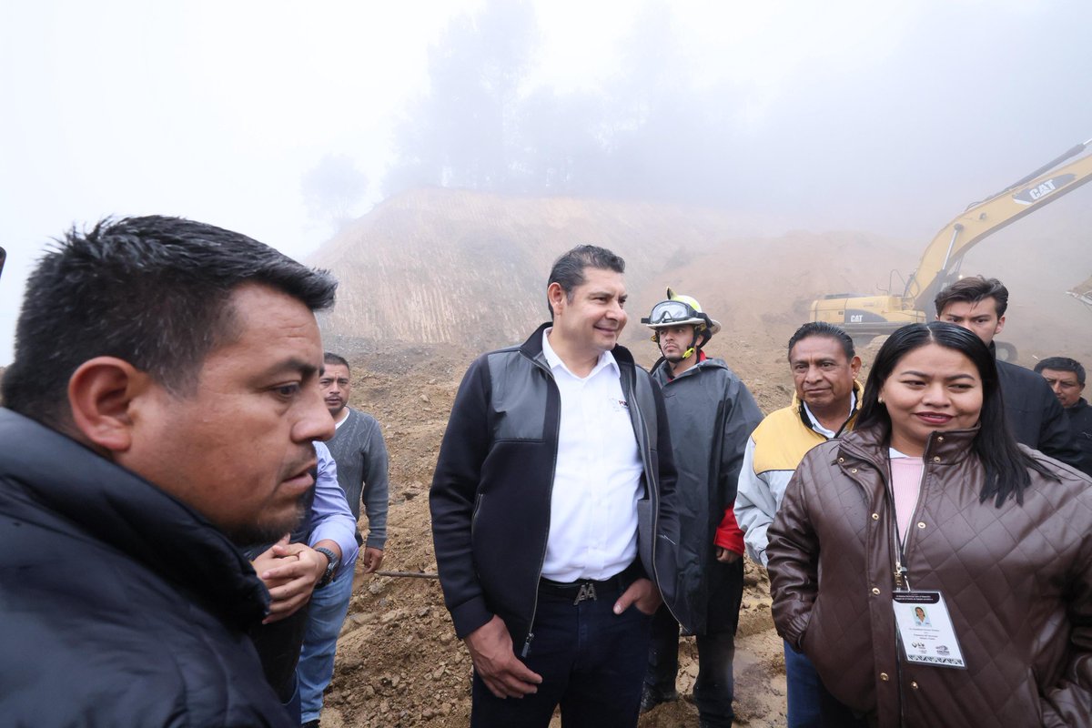 ⭕️ Respuesta inmediata del <a href="/Gob_Puebla/">Gobierno de Puebla</a> ante derrumbe en Eloxochitlán.

El gobernador Alejandro Armenta [<a href="/armentapuebla_/">Alejandro Armenta</a>] supervisó las labores de retiro de tierra y piedras tras el desgajamiento de un cerro que afectó la carretera estatal.