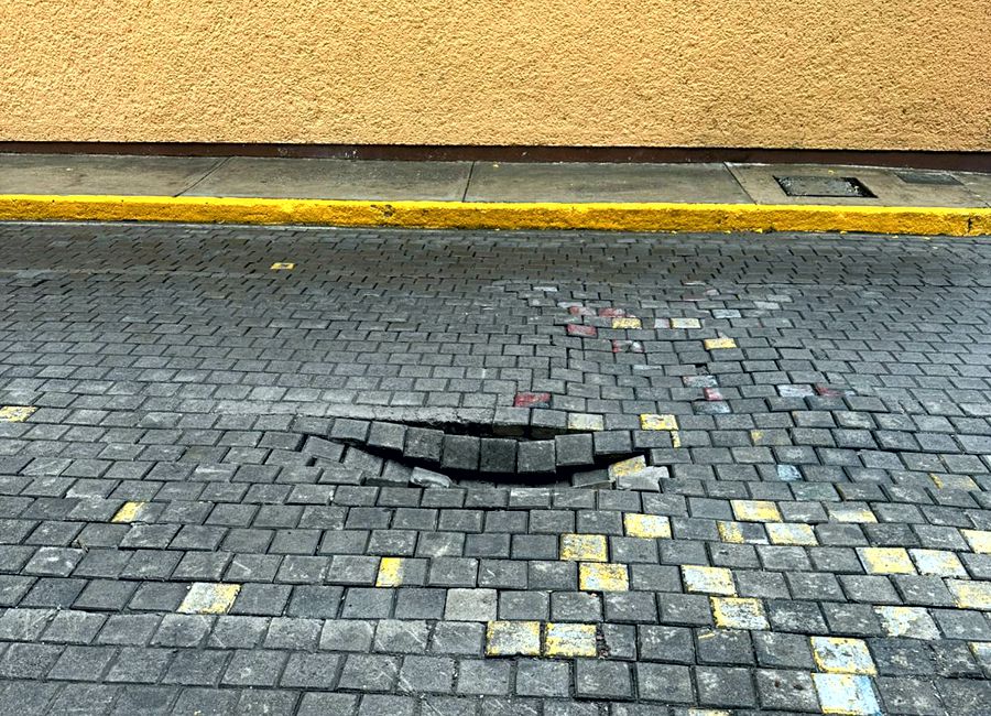 HUNDIMIENTO de adoquines en la 10 Oriente, entre 4 y 6 Norte, frente a la entrada posterior de la clínica 12 del IMSS #Cholula

+ Precaución al circular en vehículo y caminar por esta vialidad porque hay más adoquines flojos

#CholulaReporta | masnoticiasdiario.com