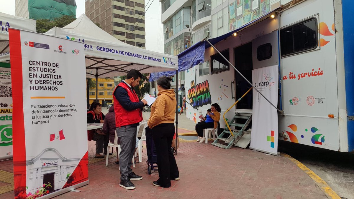 MinjusDH_Peru's tweet photo. #NotaDePrensa 🗞️ MINJUSDH: Más de 1470 personas beneficiadas en 12 ediciones del camper itinerante de “#LaCaravanaDeJusticia” 👉 https://t.co/tNYWrwlOP6 

Esta nueva estrategia para llevar los servicios del sector a las personas que más lo necesitan representa un mensaje contundente: el Estado está donde su gente lo necesita.