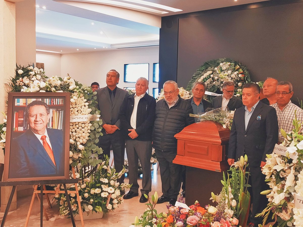 SUFRAGIOrevista's tweet photo. #Homenaje Integrantes del Comité Ejecutivo Nacional y de Federaciones de la @CTM_MX, montan  Guardia de Honor a ✝️ PATRICIO FLORES SANDOVAL ✝️ Secretario General del Sindicato Industrial de Trabajadores y Artistas de Televisión y Radio @SITATYR_CEN, Secretario de Comunicación Social de la @CTM_MX, dando el pésame a su esposa Sr. Sandra Aguirre de Flores. PRESENTES: @FerSalgadoCTM  @JCVelazcoCTM @leobardosoto Ernesto Arellano Pérez, Srio. del Interior del @SITATYR_CEN,  Avelino Aguirre Marcelo
Secretario General en Nayarit, José Martin Rivas Álvarez
Secretario General en Zacatecas, Óscar Soto Martínez, Secretario de la Construcción FTP-CTM