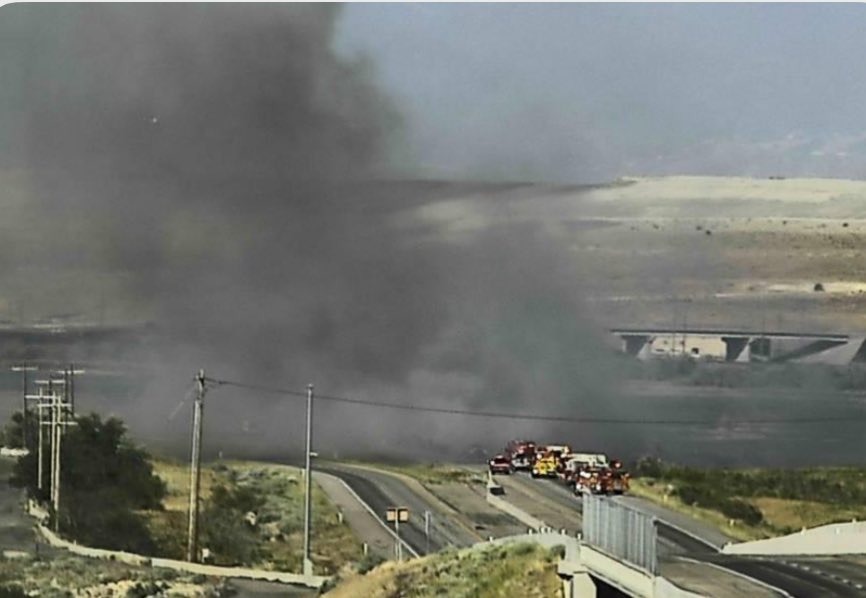 SLCScanner's tweet image. #Breaking #BrushFire I-80 MM-102 Saltair Area. The fire is currently 45 acres and 20% contained. The cause of the fire is under investigation. Going to 
‼️⚠️Tooele Traffic exiting at Saltair to U-202, to U-201, back on I-80 E. ⚠️‼️ #MajorDelays