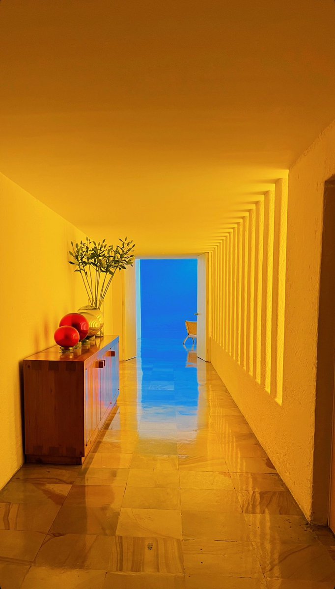 Chequen el juego de colores de esta Casa de Luis Barragán es poesía pura !