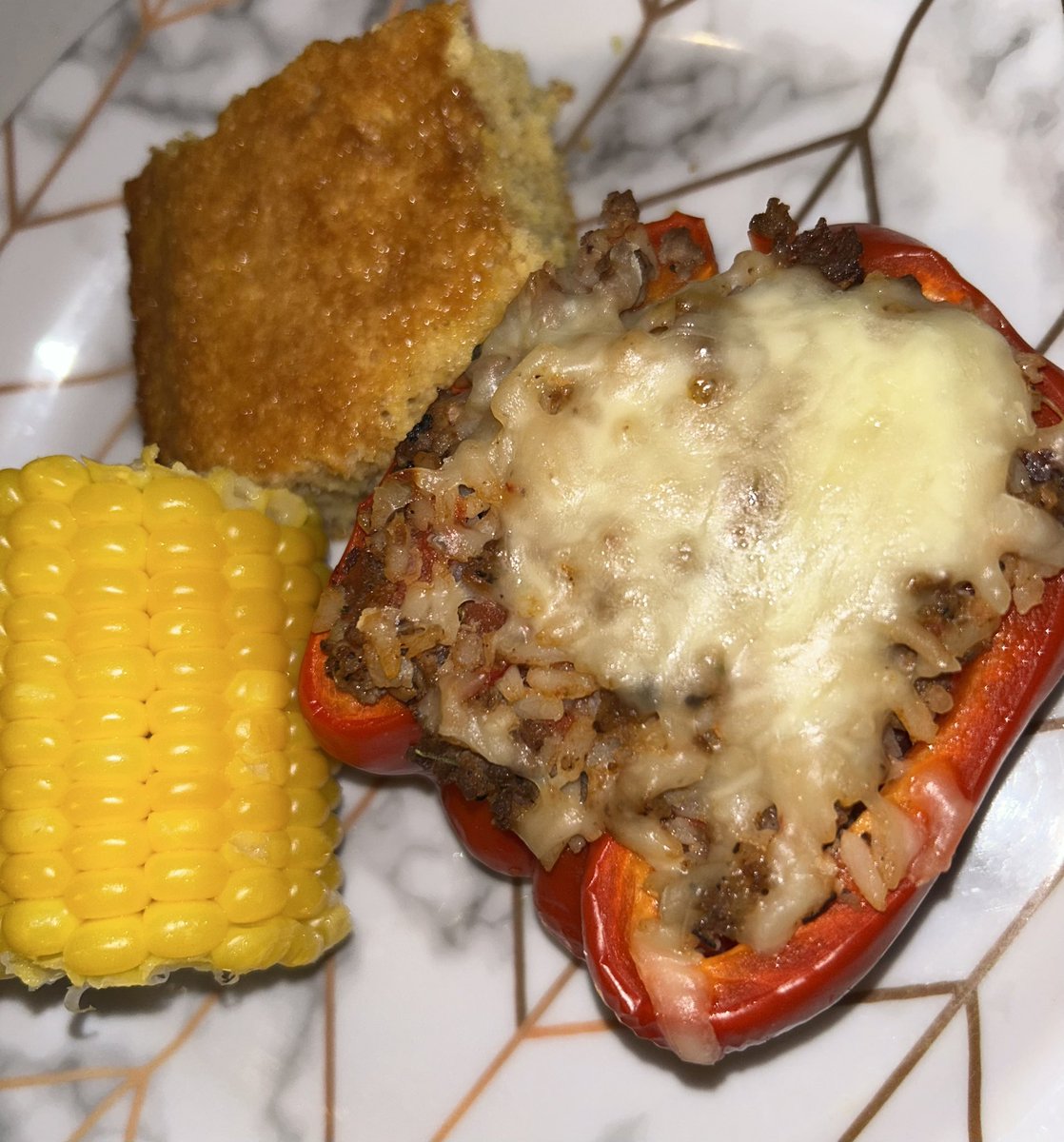ksdotlewis's tweet photo. Friday dinner: stuffed peppers, cornbread, corn on the cob. 
First time making stuffed peppers but I think they came out really good!🤗
Also made mini apple pies. My first time making those too and I think they came out pretty good🤗 https://t.co/lrxQXsqc8W