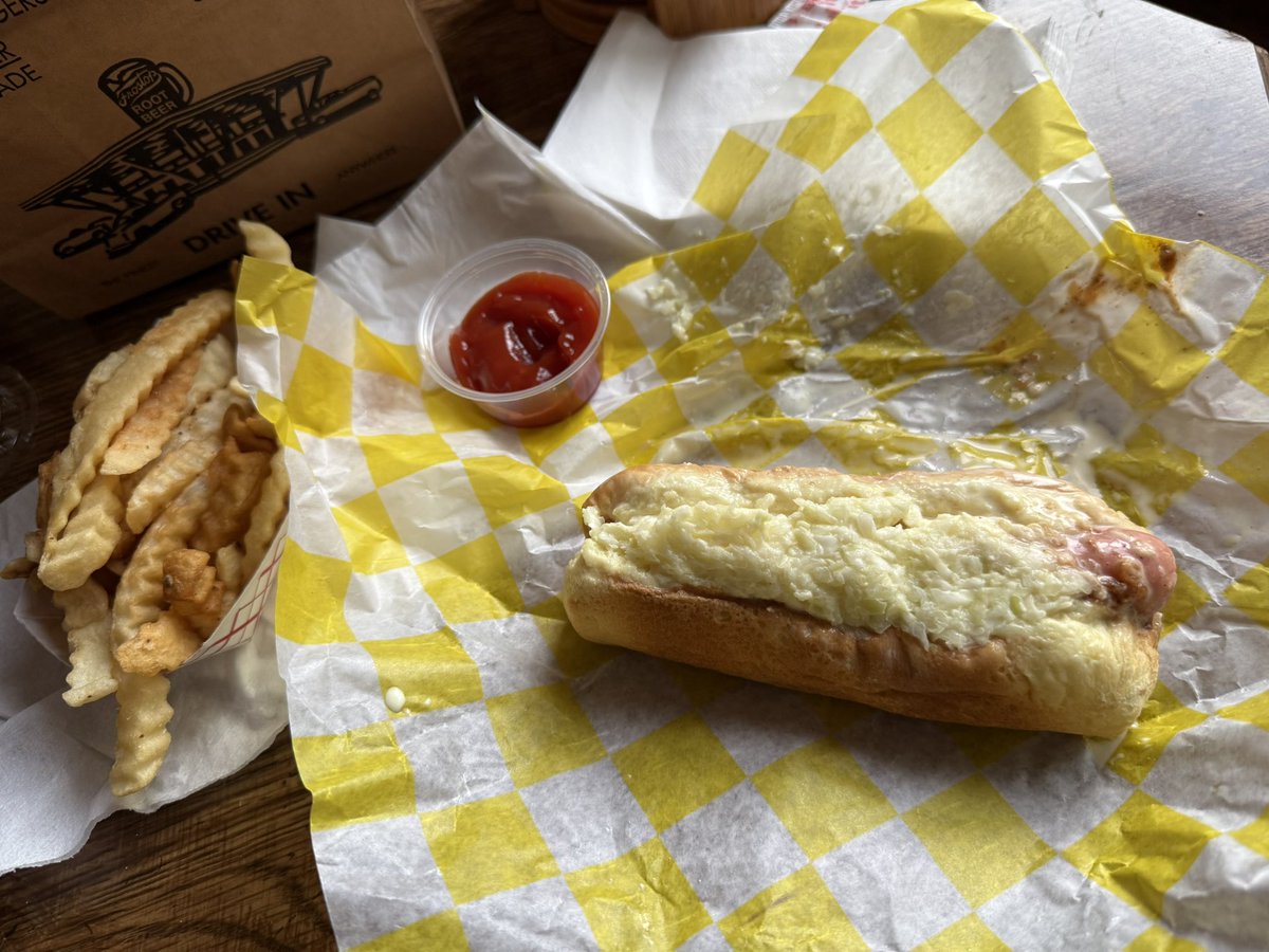 I told my mom it was 7PM on #WVDay and I hadn’t had a slaw dog. She told me to drop what I was doing and go get one. Frostop for the win. #HuntingtonWV