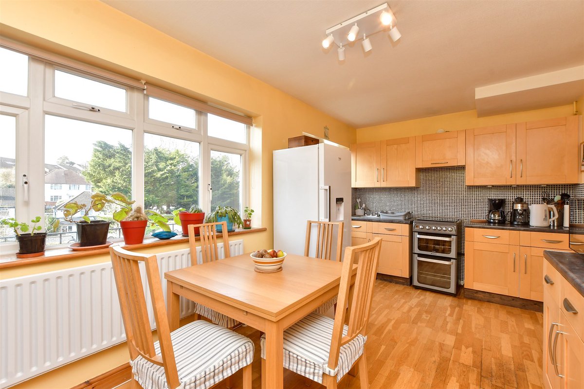 🏡 3 Bedrooms | Caterham, Surrey

This semi-detached house offers a comfortable and practical layout, with a spacious driveway that can accommodate two cars. At the rear, there’s a double garage for additional storage.

👉 birdeye.cx/u3v7ly