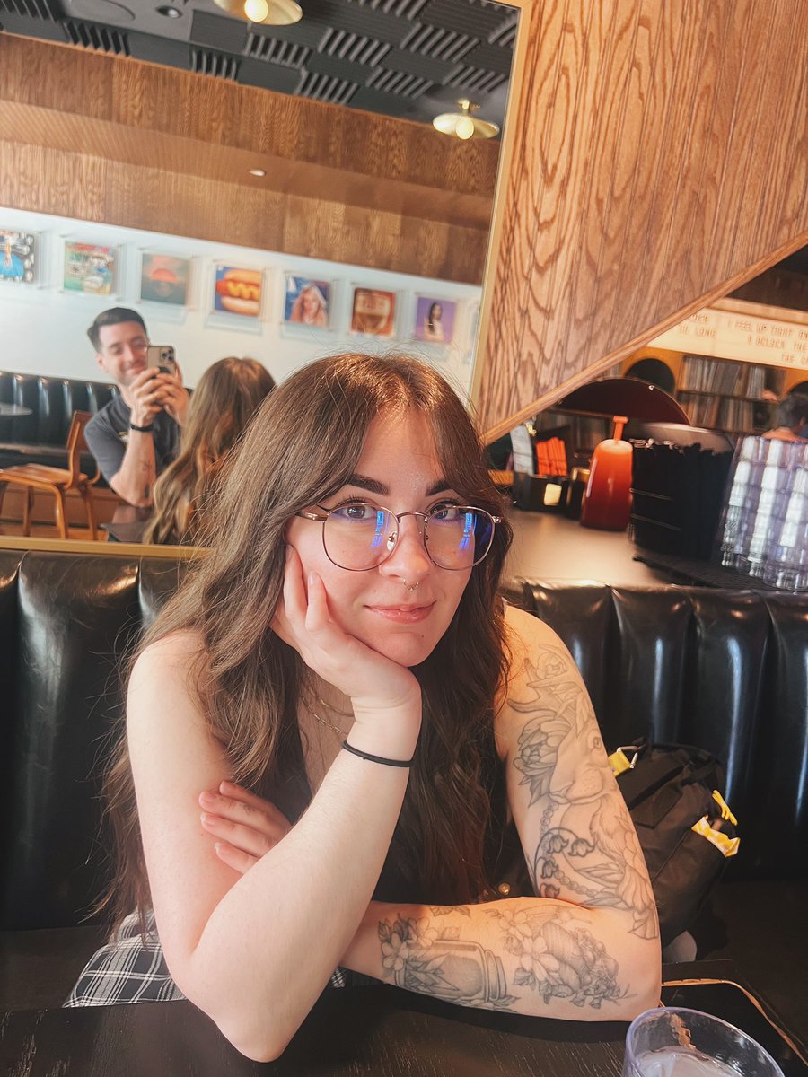 emofoxmulder's tweet image. Twitter sucks I’m still cute