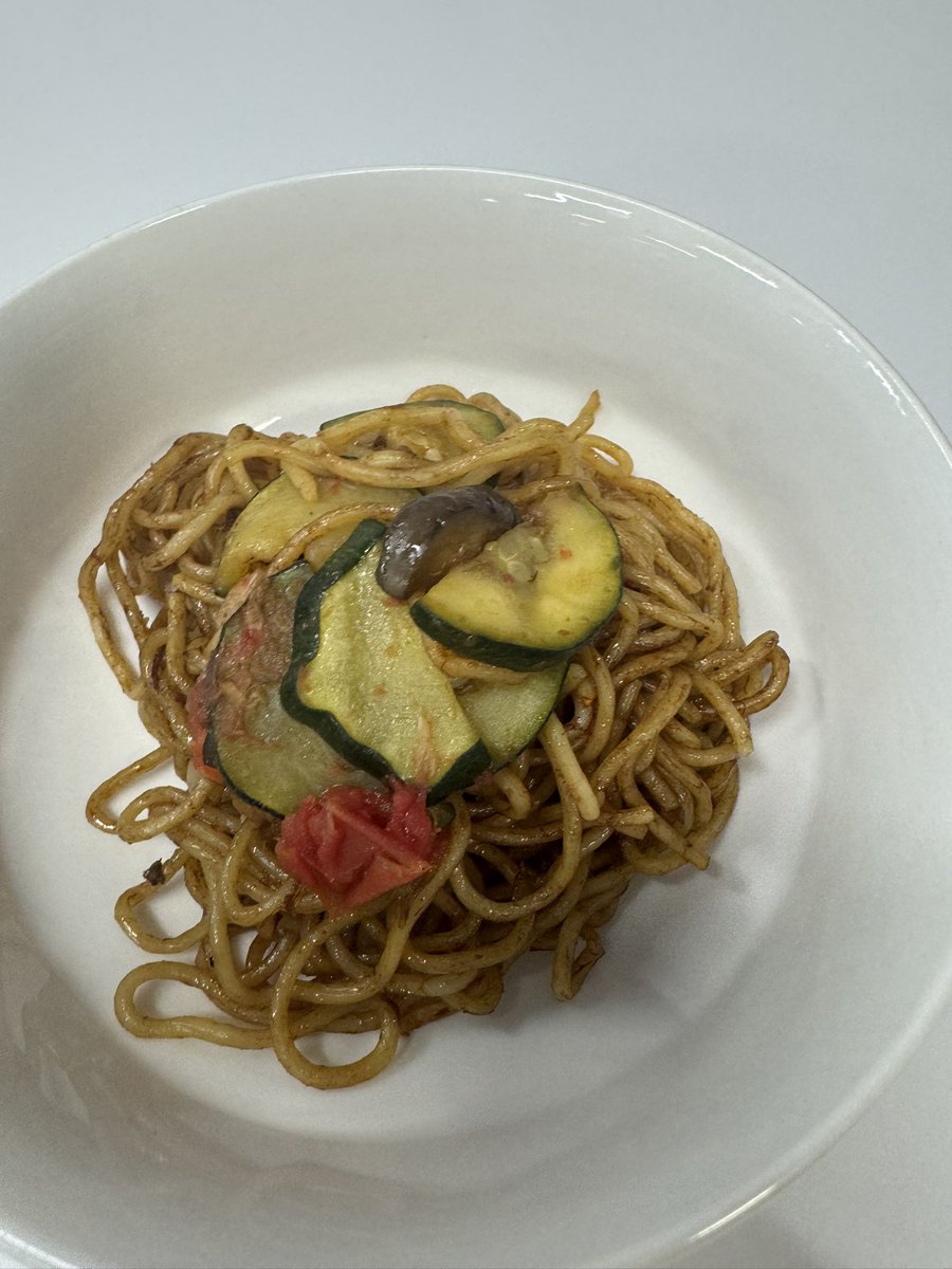 今週もありがとうございました！
今が旬！旬！「夏野菜」を使った焼きそば！
😊サマそば✨
6月から8月に旬を迎える野菜＝夏野菜
今回はズッキーニ、ピーマン、トマト、いんげん、なすが焼きそばとドッキング🍜
#おびハピ795  #nack5 #だいすけ便り
#夏野菜　#焼きそば　#サマそば