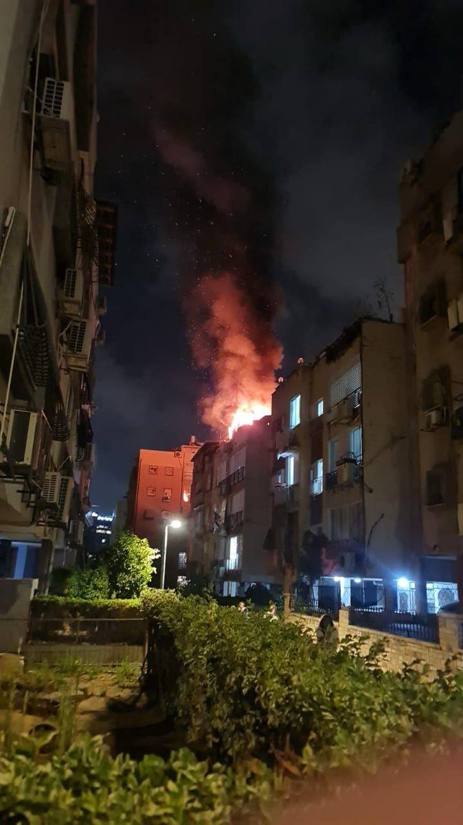 🟥 صورة| حريق كبير نتيجة سقوط صاروخ إيراني على مبني في "حولون" وسط فلسطين المحتلة