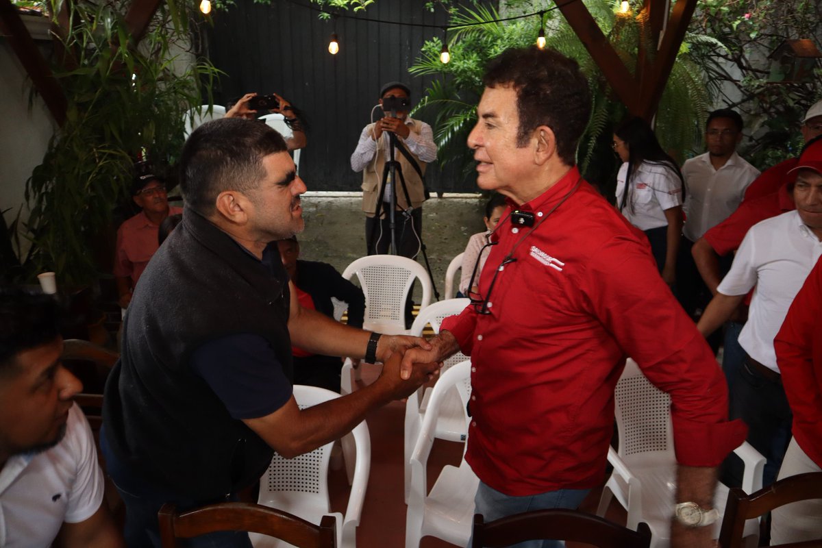 ☕️ Hoy en Aroma Café, en Marcala, compartí con cafetaleros y emprendedores locales.

🤝 Escuché sus ideas y preocupaciones. Reafirmo mi compromiso con el agro y la economía rural.

¡Vamos a levantar Honduras desde su gente trabajadora!

#MarcalaProductiva #CaféConFuturo