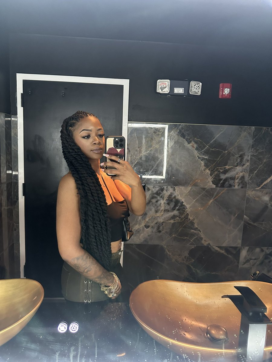 b. (@yobreeee) on Twitter photo 