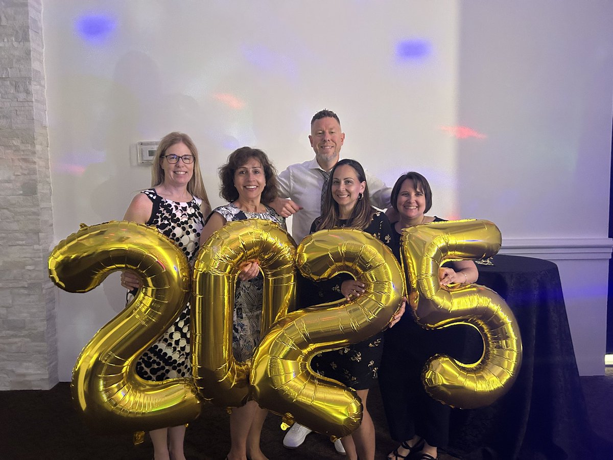 Celebrating our grade 8 students this week. Congratulations class of 2025! <a href="/StClareDP/">StClare</a> <a href="/rvrcoelho/">ℝ𝚘𝚜𝚊𝚕𝚒𝚎 ℝ𝚘𝚍𝚛𝚒𝚐𝚞𝚎𝚜-ℂ𝚘𝚎𝚕𝚑𝚘</a>