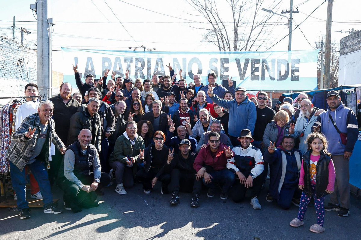 Mientras Milei festeja el Día de la Bandera en el corazón de PALERMO y dejando entrar gente solo con PULSERAS, otros lo festejamos en el corazón de LANUS, haciendo una Peña y guiso con los vecinos. Porque para el PERONISMO nadie se salva solo.