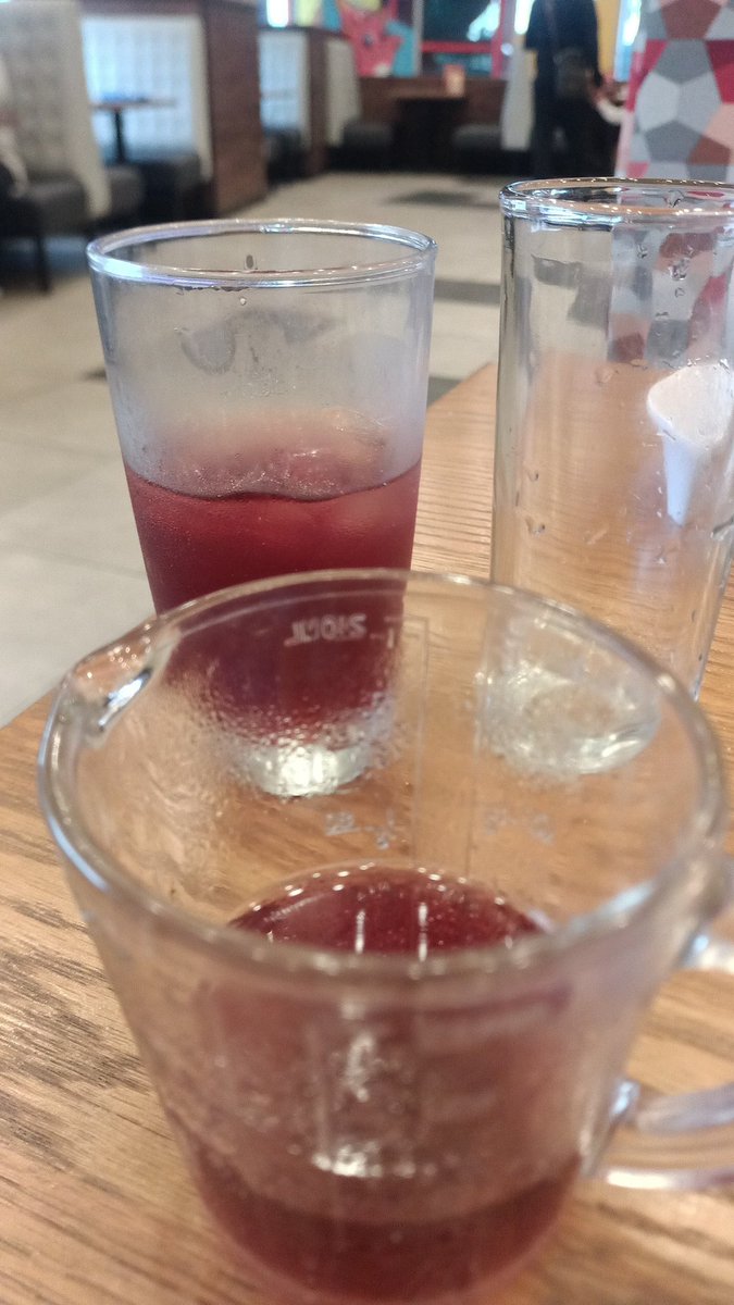 eremberg07's tweet photo. @somosalsea, @VIPS, @VIPS_MX, @Profeco Sus paquetes de comidas, no son lo que parecen. Ofrecen una bebida de 360 ml. y en sus vasos, solo caben 240 ml. Las sopas, sirven solo un espejito y ofrecen 270 ml. No se parecen en nada a las fotos de su caballete promocional. https://t.co/LWbvtsAZ9b