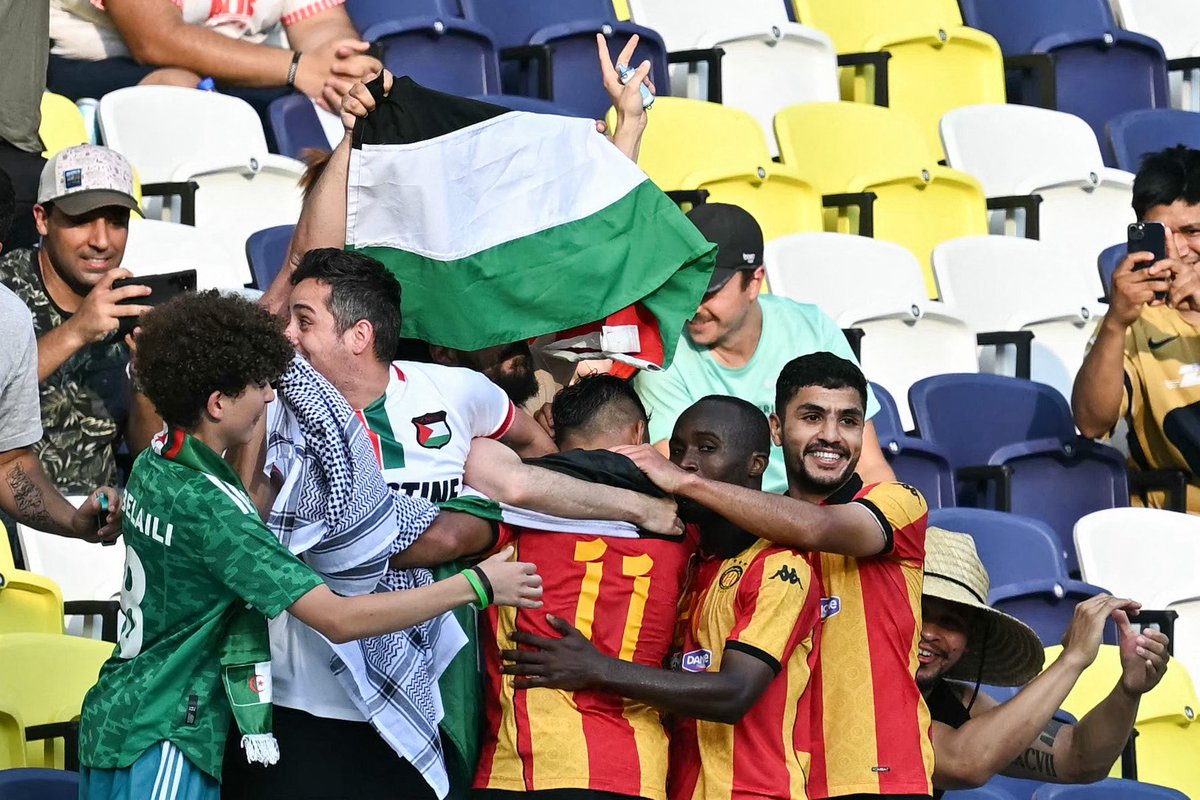 الترجي التونسي يحقق فوزًا غاليًا على ليون المكسيكي بهدف نظيف ليضرب موعدًا مع تشيلسي الإنجليزي أملًا في تحقيق المفاجأة والتأهل من بوابة البلوز
الفوز جاء بعدما تصدى حارس مرمى فريق باب سويقة لركلة جزاء في الوقت المحتسب بدلًا من الضائع ليحافظ لفريقه على الفوز الغالي جدًا