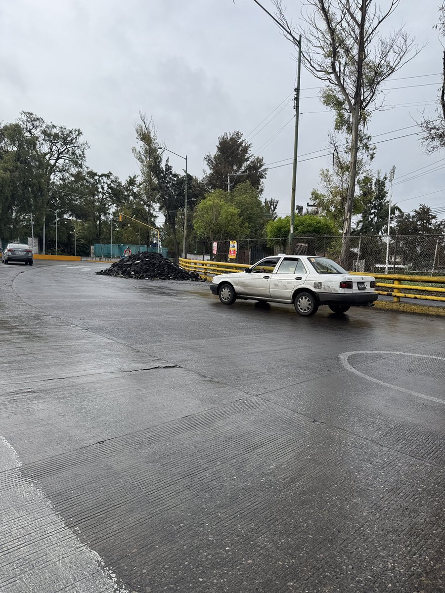 Ponchomatrix02's tweet photo. Quiero reportar y pedir @AlcaldiaCoy que nos apoye para que retiren este cascajo de asfalto que un día vinieron a dejar en la calle Canal Nacional y la Calle Nimes junto al campo de fútbol Americano de Cherokee. Lleva ahí ya mucho tiempo https://t.co/8FUCogZP9Y