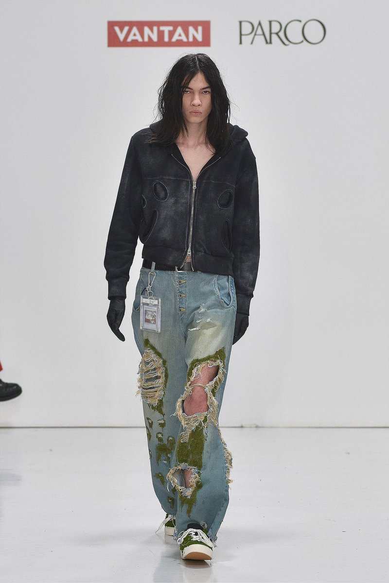 ワープホールをあしらったフーディーや、“はるか遠くの未来で、宇宙人や未来人が過去の地球産の服を見よう見まねで作成した”というテーマをもとにしたテーラードジャケット、苔を生やしたデニムなど展開。

「オタク文化の逆襲」をコンセプトにした新ブランド「リトル ベッドルーム」がデビュー。