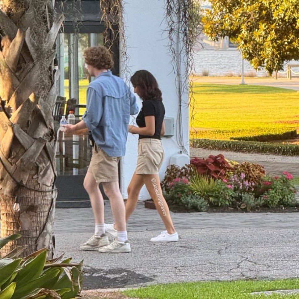 Imagina se esse macho aleatório aq for interessado na sofia (spoiler ele tbm é kook)como a sofia vai ta cabisbaixa com a falta do desgraçado do rafe esse macho aqui vai ajudar ela a ficar bem e o rafe só vai ta observando os dois de longe se mordendo de ciúmes