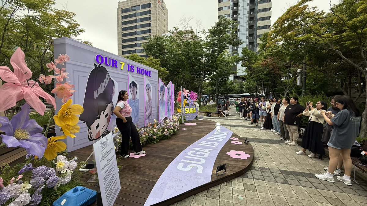 the line is so long and the project is the prettiest. i just hope yoongi sees it!!